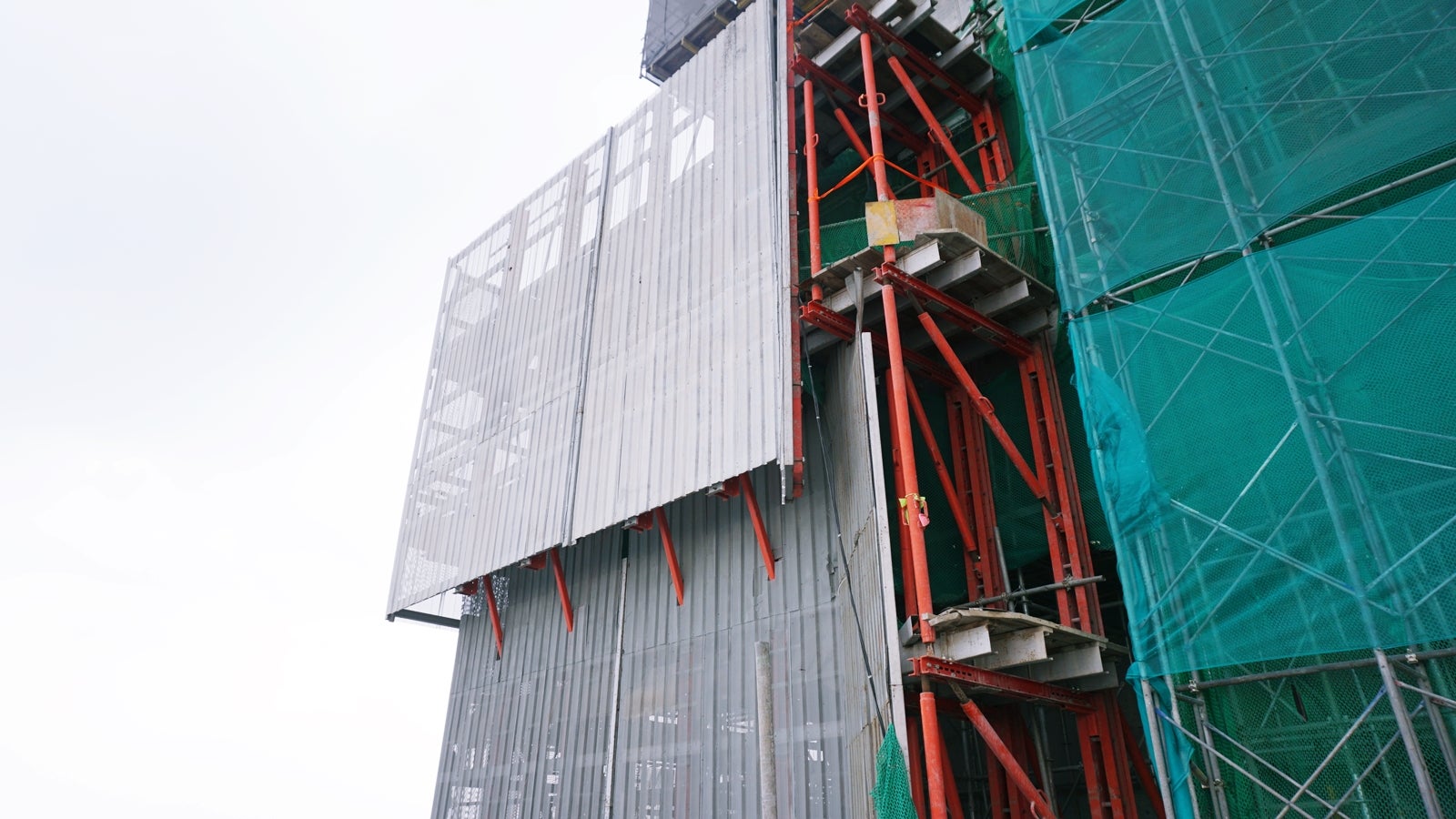 From the beginning of the jobsite PERI was awarded to supply RCS-P protection screen for the typical floors, as well for special floors from 7.5m up to 30m high at the top of building.