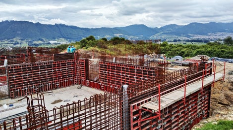 Encofrado de muros para tanques con el versátil sistema de encofrado LIWA