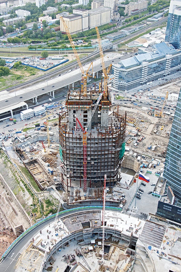 Ядро башни возводилось без использования крана и с опережением строительства перекрытий на 3 этажа.