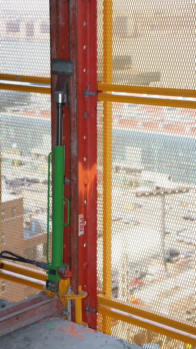 The perimeter protection system climbs up the rail hydraulically. Thanks to the aluminum wire mesh screen design, LPS lets in a lot of light and air