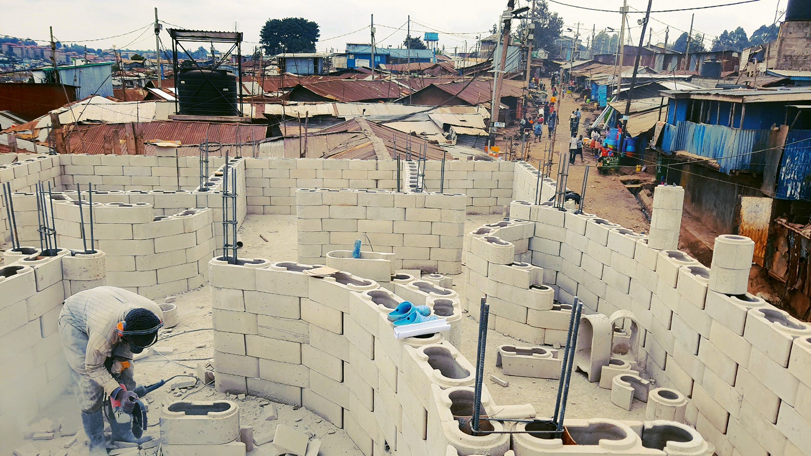 The production of TwistBlocks requires only small quantities of building materials and little time. This keeps construction costs low.