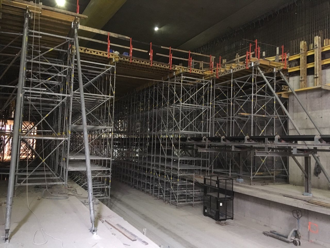 Пропускане на лентовия транспортьор през подпорното скеле и стъпване на различни нива с PERI UP Flex