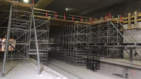 Пропускане на лентовия транспортьор през подпорното скеле и стъпване на различни нива с PERI UP Flex