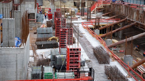 Торцевые отверстия есть в каждом типовом щите. Любой сложный конструктив, ответвления стен и углы можно опалубить с минимальным использованием бруса и дорогой оснастки. 