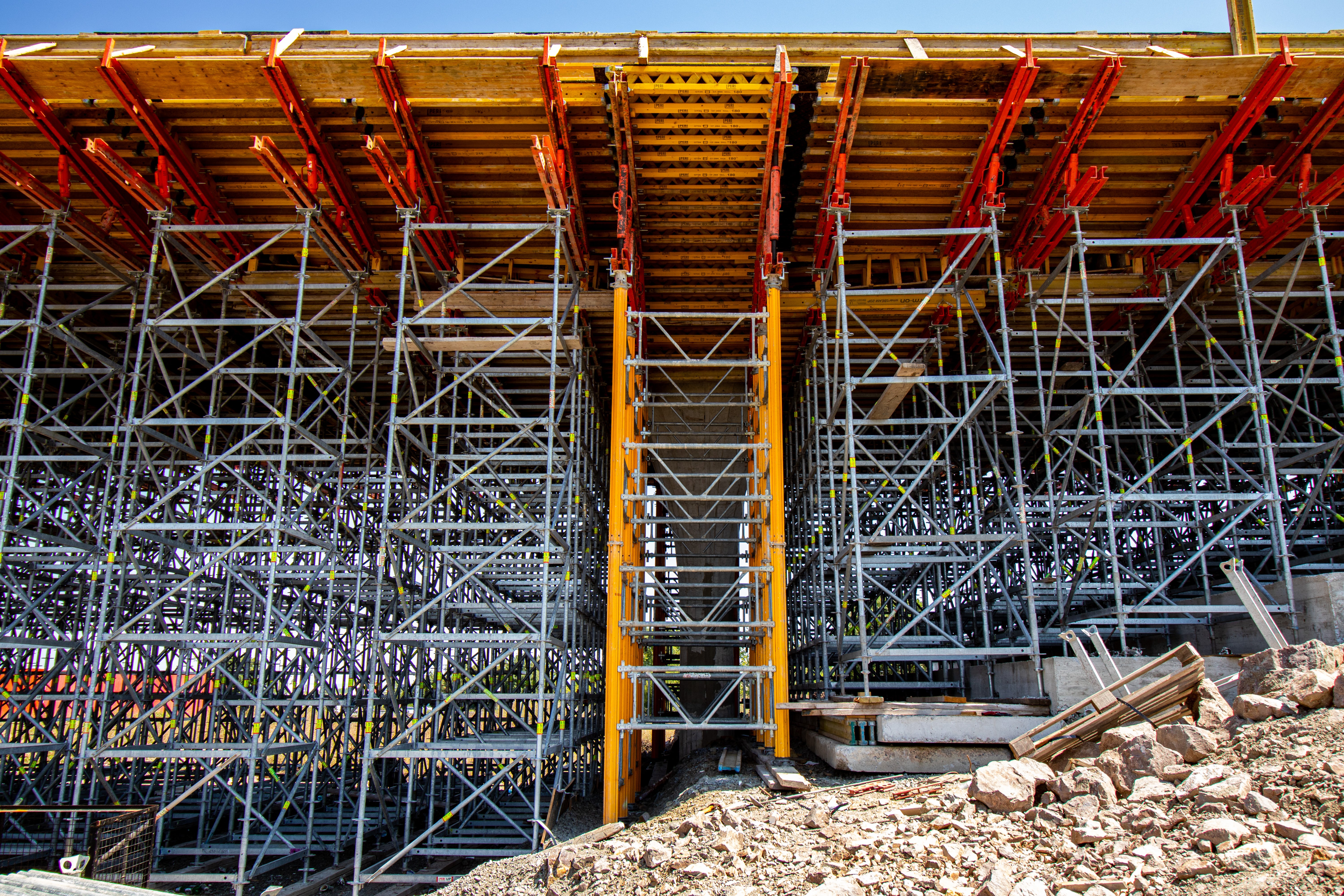 Подпиране с MULTIPROP кула в зоните около колоните