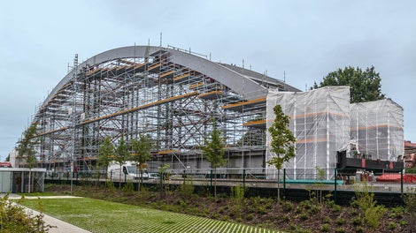 Das Modulgerüst PERI UP Flex bot optimale Arbeitsbedingungen zum Einheben und Verschweißen der Stahlsegmente sowie für die finalen Korrosionsschutzarbeiten.