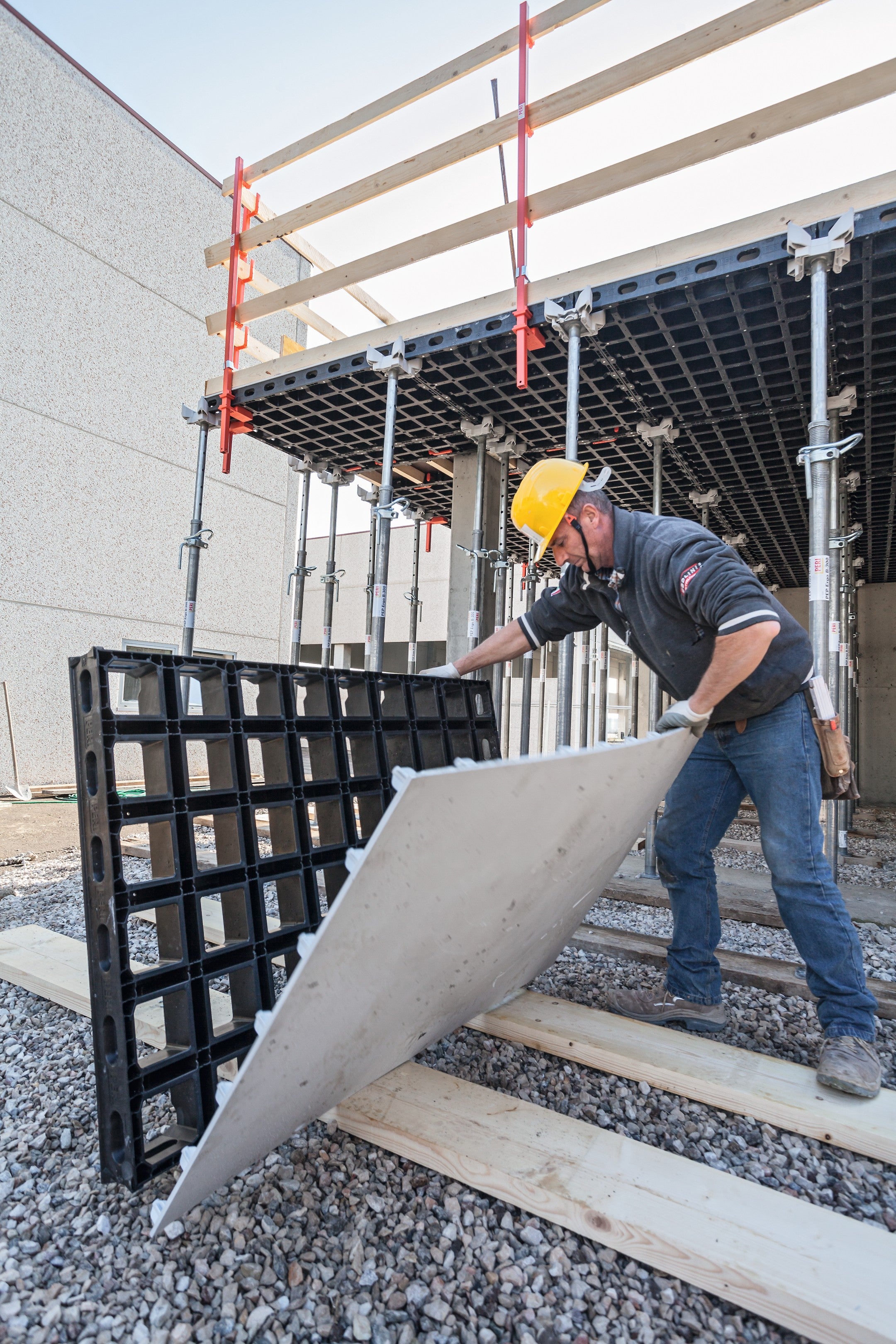 PERI DUO panels are designed for long‑term reuse, with durable polymer frames and easily replaceable formlining. By changing the liner on site, panels are quickly renewed, reducing waste and extending service life.