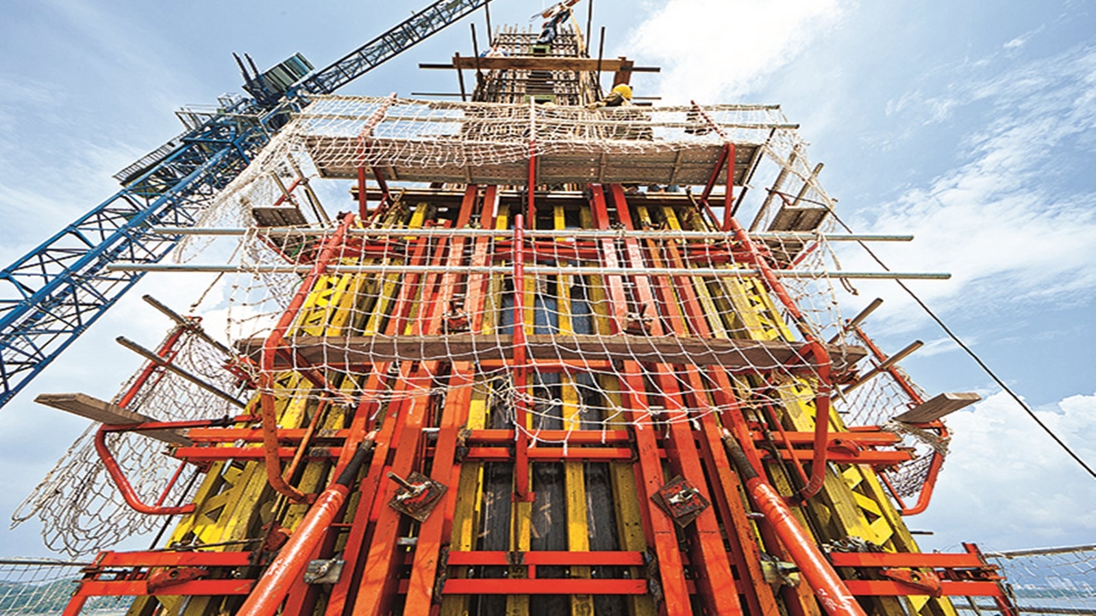 The formwork for the pylon was formed with the VARIO GT 24 formwork system and mounted to RCS C platform