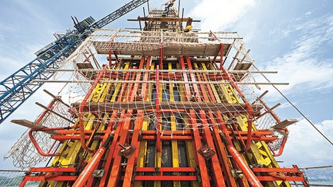The formwork for the pylon was formed with the VARIO GT 24 formwork system and mounted to RCS C platform