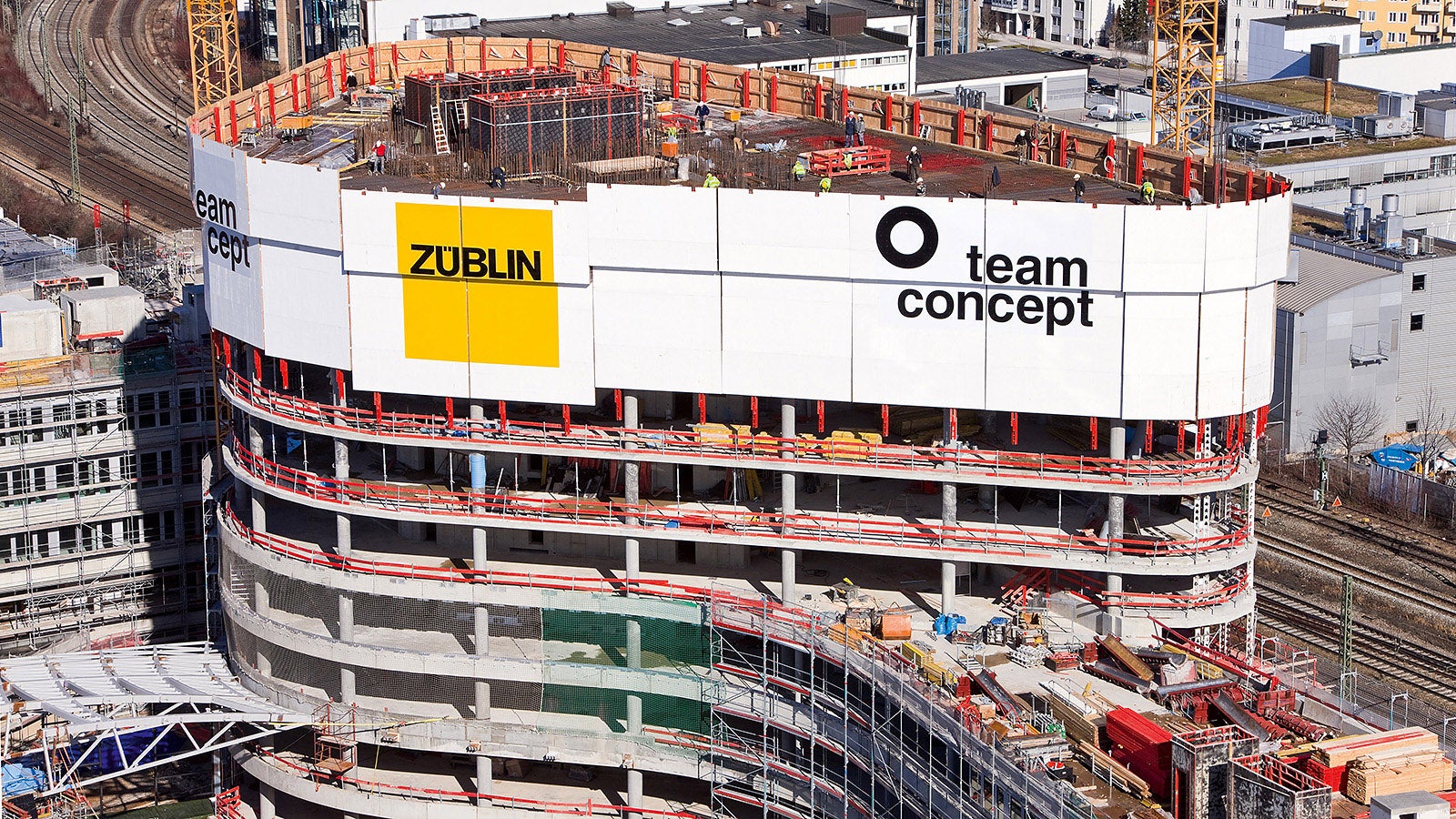 The RCS climbing protection panel provides a complete enclosure of the upper floors thus providing protection against wind and weather – this leads to an increase in productivity.