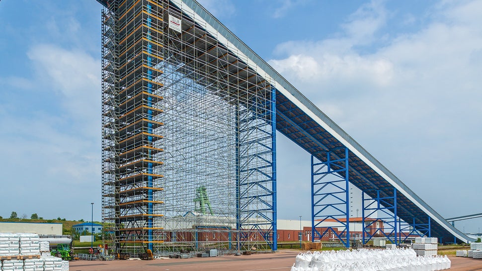 Die hohe Flexibilität und insbesondere das metrische Systemraster waren Grundlage dafür, die Gerüstkonstruktion in 25-cm-Schritten an die geometrischen und statischen Erfordernisse anzupassen.