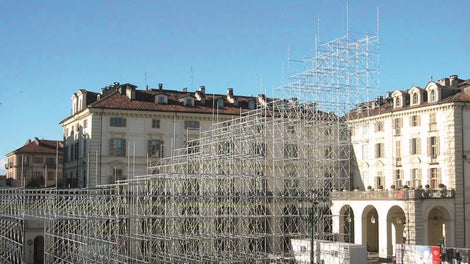 スノーボードランプ（イタリア、トゥリーン）PERIUP ロゼットの下部構造上でGT 24 型枠トラスビームの層が高荷重を受け止めます。