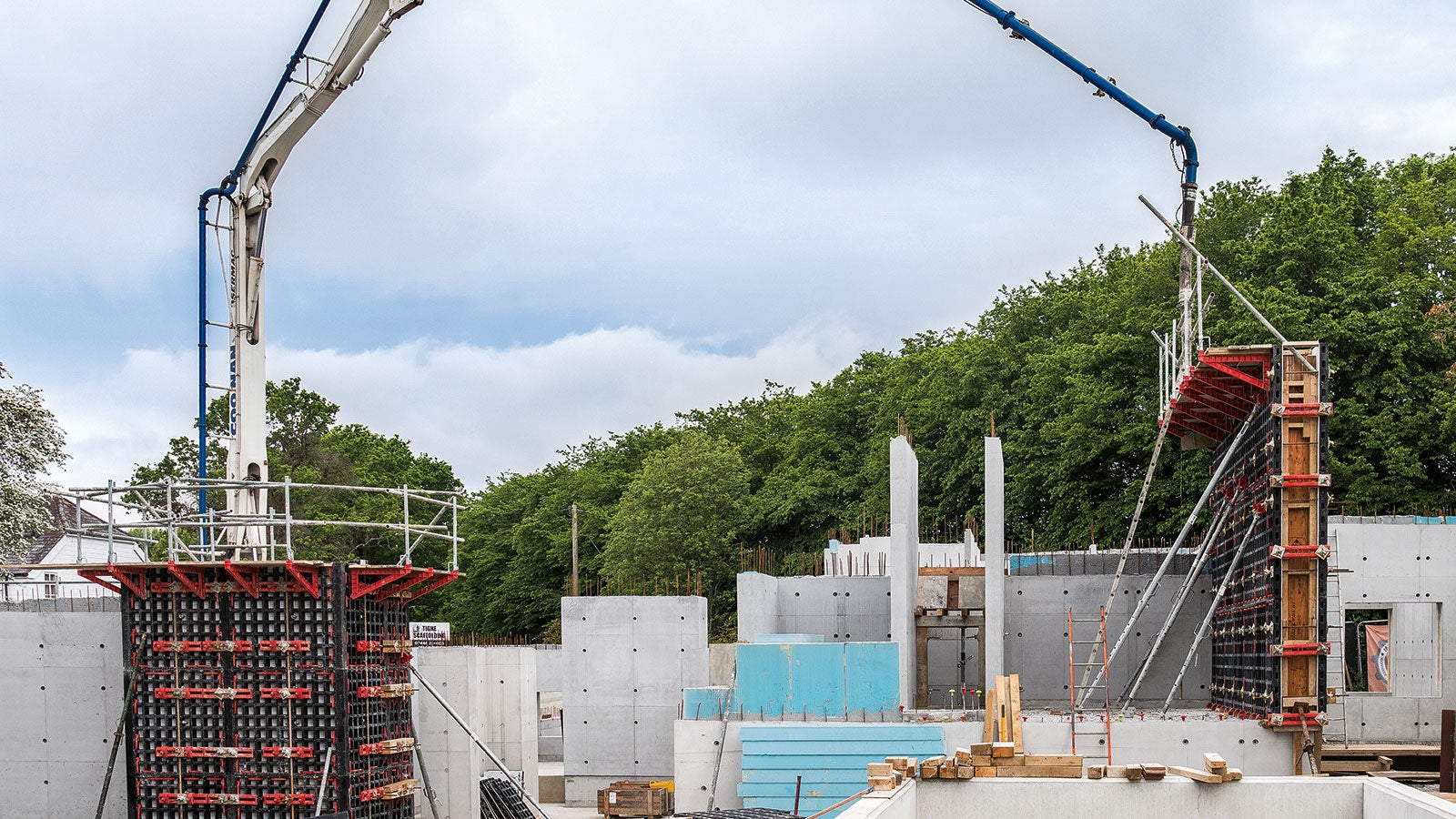 From the onset, the idea was to use DUO panels for horizontal and vertical applications to form slabs, columns and walls. The lightweight panels, the largest weighing no more than 25 kg, were ideal for the project due to its location and confined site space.<br/>(Photo: seanpollock.com)