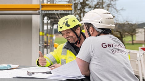Der regional ansässige Gerüstbaubetrieb Seibold konnte sich bei Planung, Statik und auch vor Ort bei seiner erstmaligen PERI UP Dachmontage auf kompetente Unterstützung durch PERI verlassen.