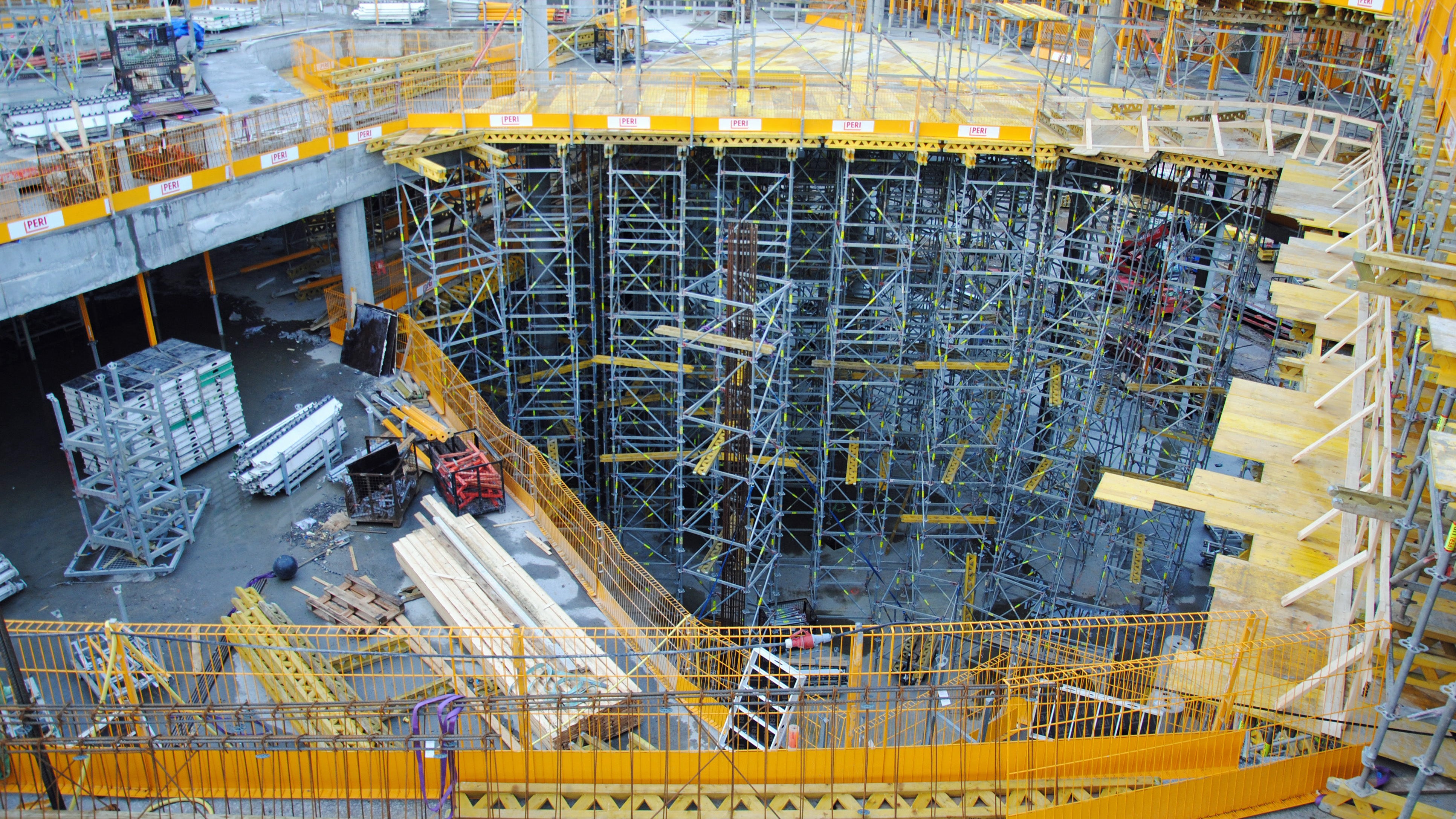 SDU - PERI UP ROSETT til understøtning for arbejdsdæk og dækforskalling i atrium. 