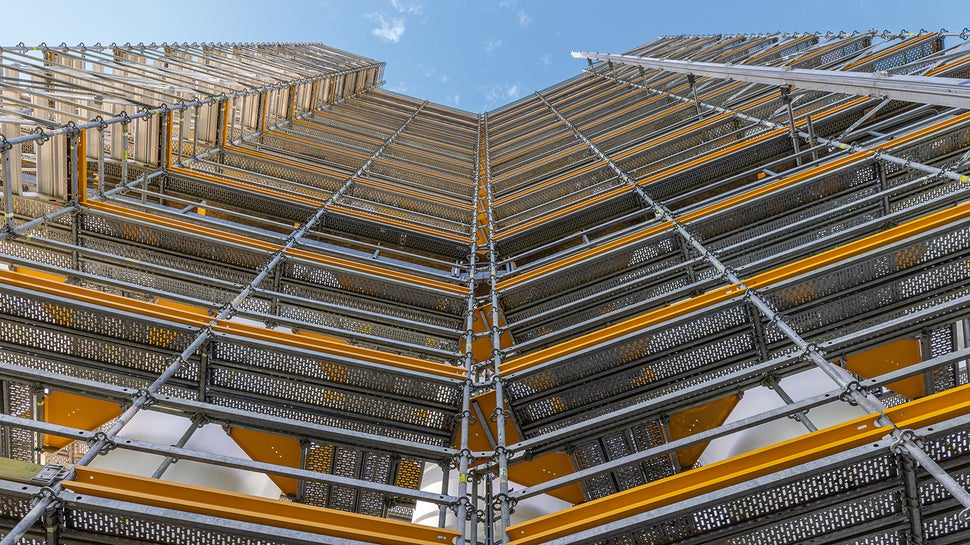 Mit PERI UP ließ sich eine maximale Anpassung an die fünf runden, V-förmig angeordneten Schornsteine mittels Systembauteilen erreichen.