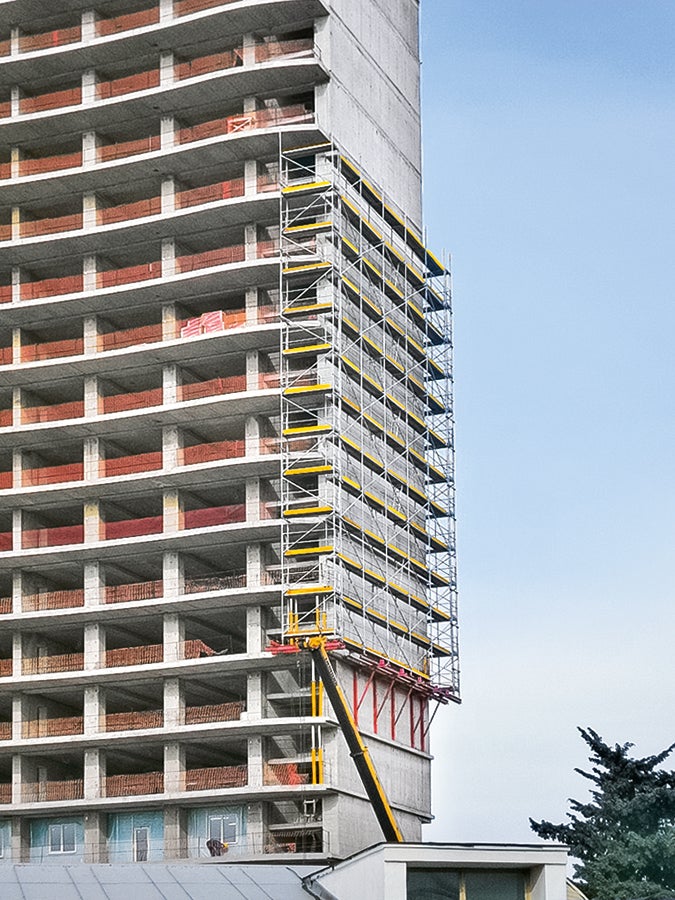 Таким образом, фасадные леса собирались без опирания на землю.