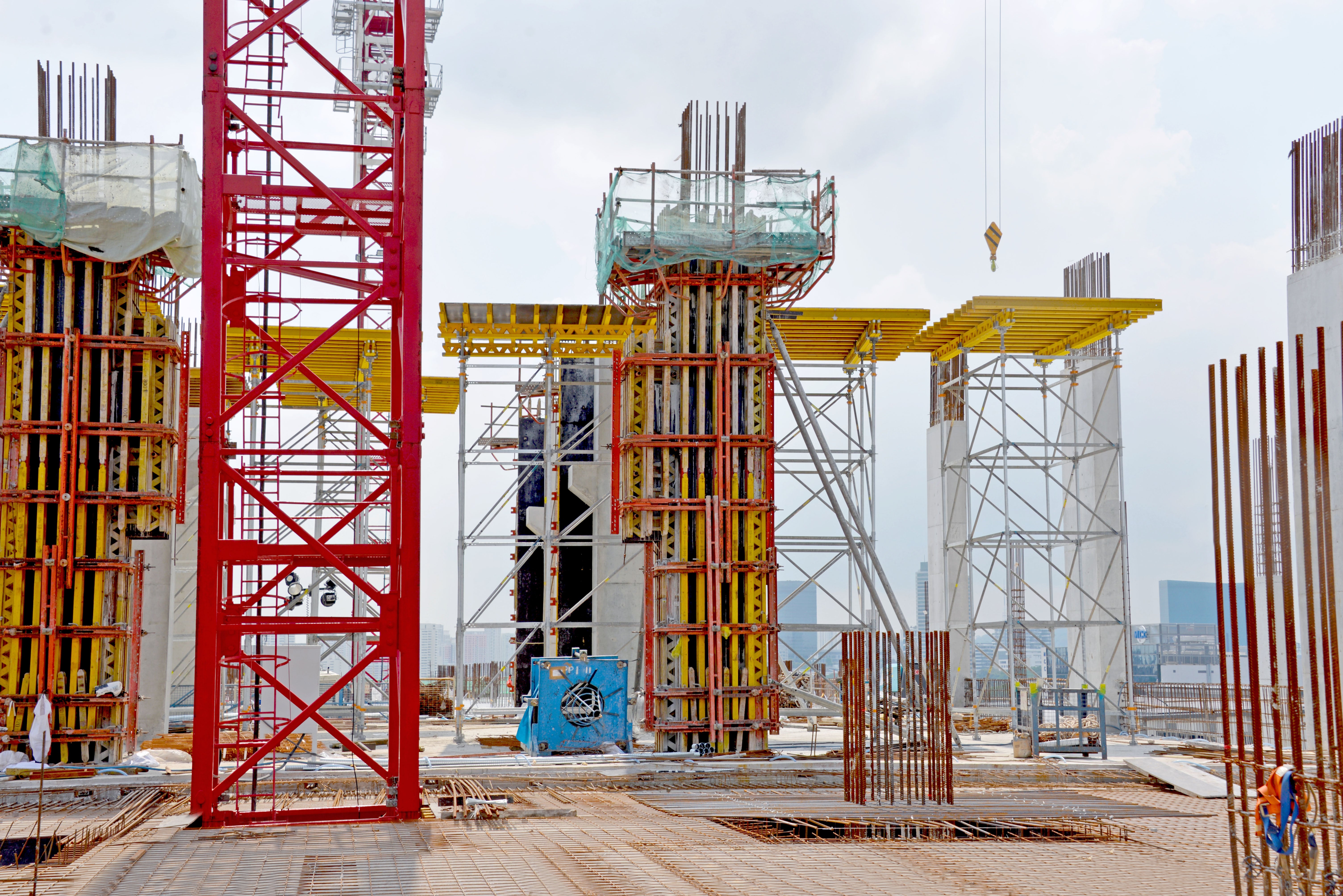 VARIO Column Formwork being utilized for heights ranging from 8.7 to 7.5 meters