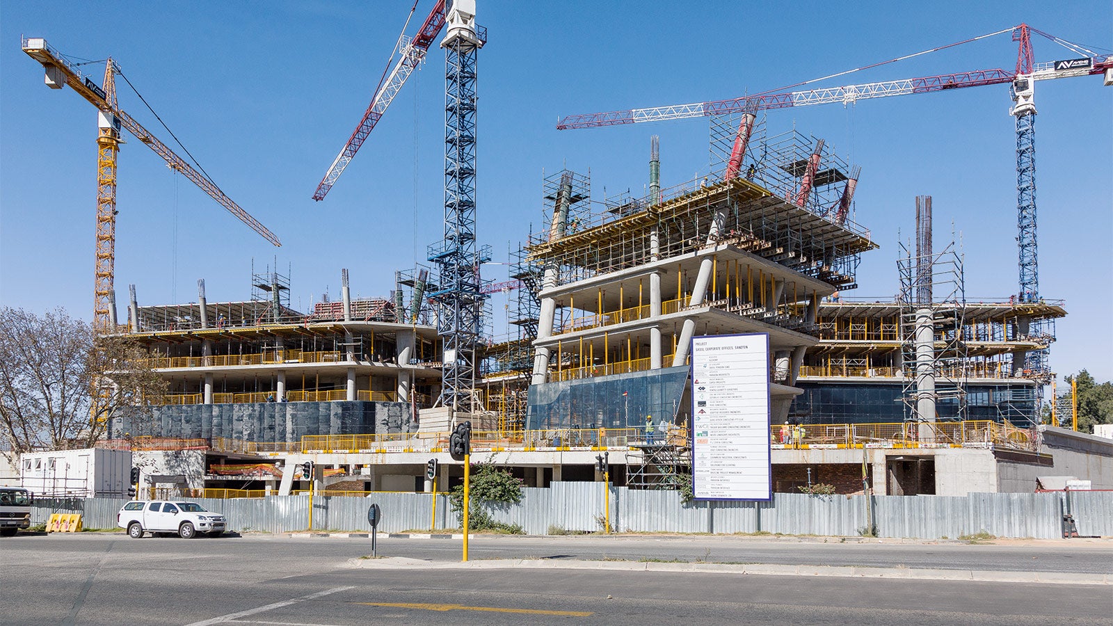 O edifício da administração é caracterizado por estruturas construídas obliquamente e lajes suspensas.
