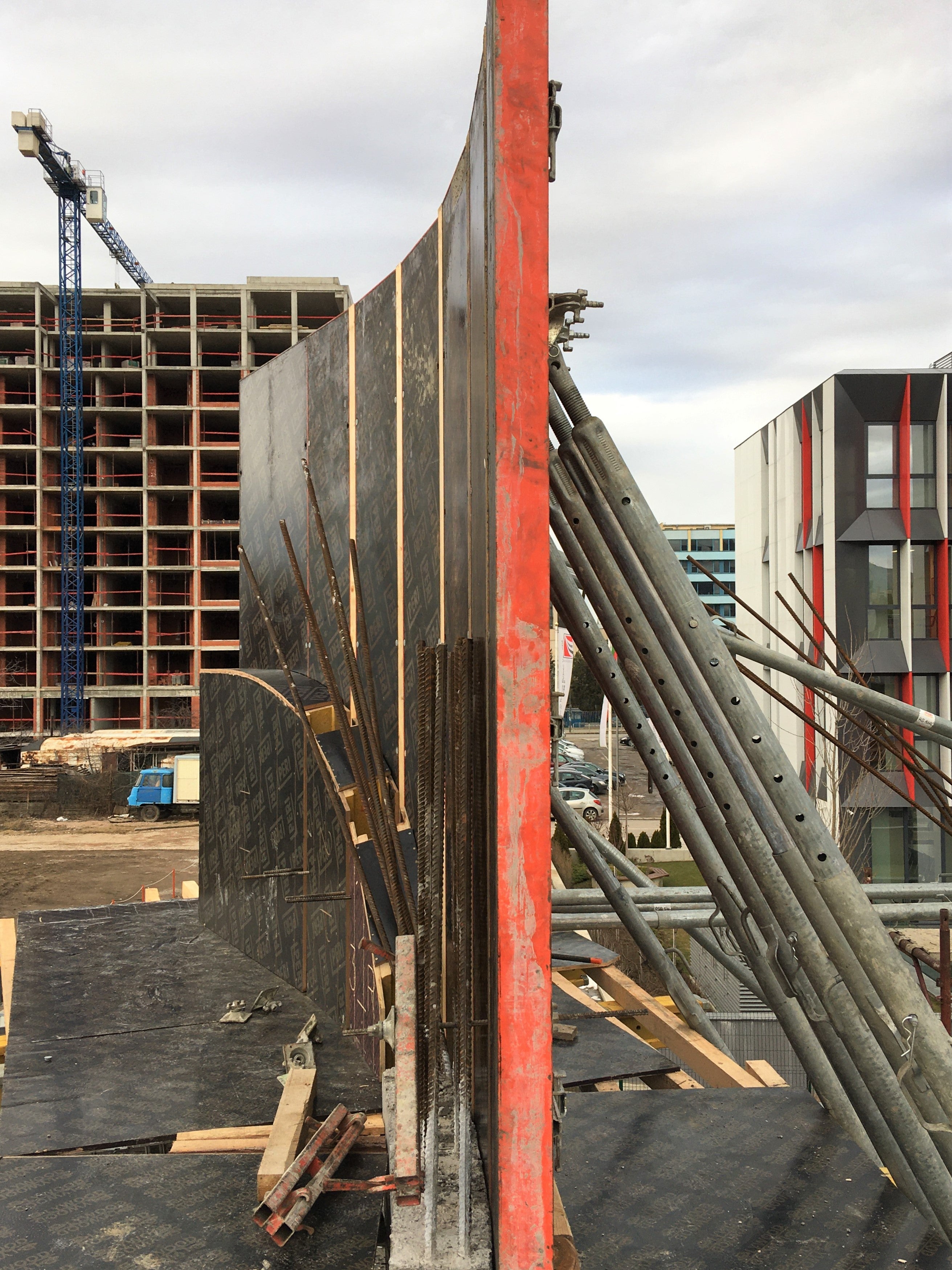 Две от стените с по-лека кривина бе решено да се изпълнят с рамков кофраж TRIO, постигната със системни платна и инвентарни трапецовидни вложки