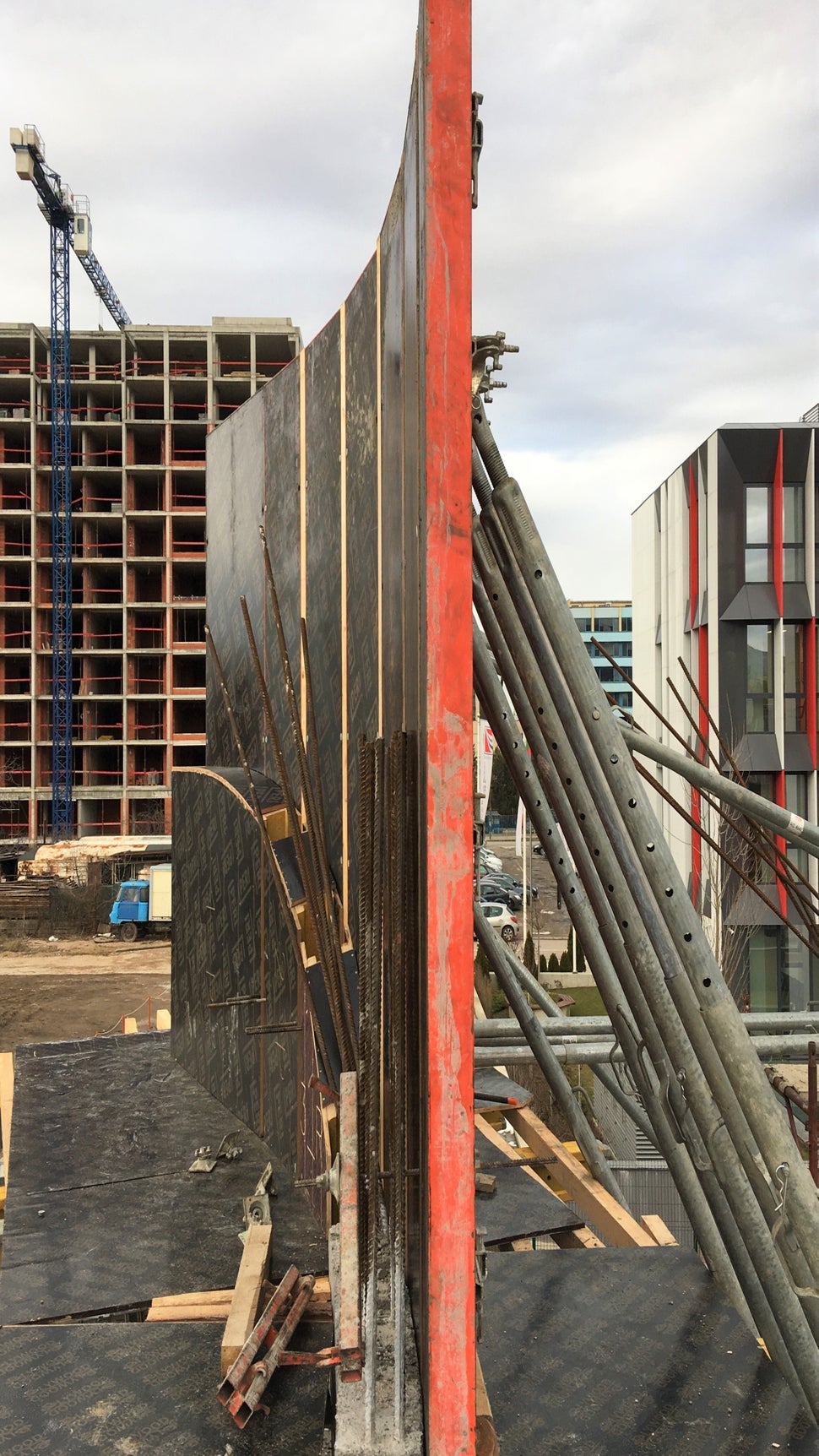 Две от стените с по-лека кривина бе решено да се изпълнят с рамков кофраж TRIO, постигната със системни платна и инвентарни трапецовидни вложки