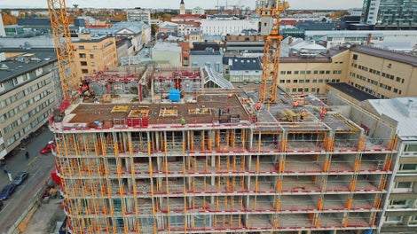 Kuhunkin paikallavalettavaan rakenneosaan löytyi PERI:n tuotteistosta optimaalinen ratkaisu. Esimerkiksi parvekkeiden tuennassa on käytetty MULTIPROP-tukitornia.