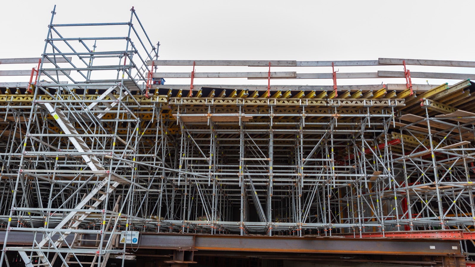 Het PERI-UP systeem is op dit project toegepast bij de trappentorens en inspectieplatformen.