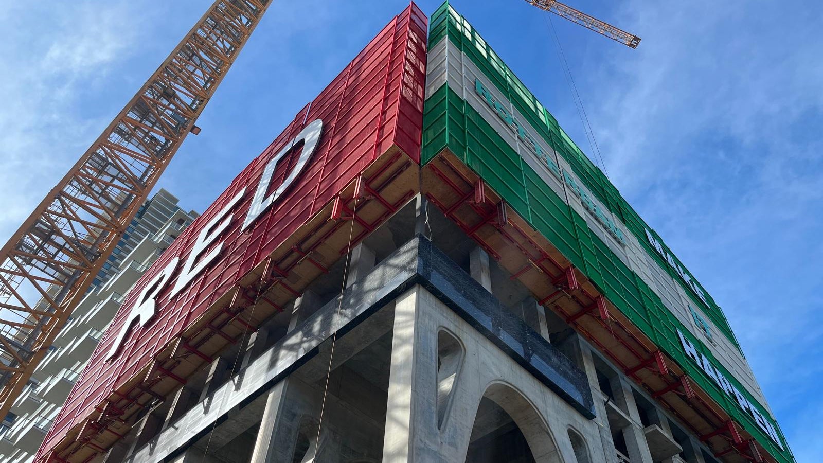 Het PERI RCS-P veiligheidsscherm rond de woontoren combineert ruw- en afbouw in één klimsysteem.