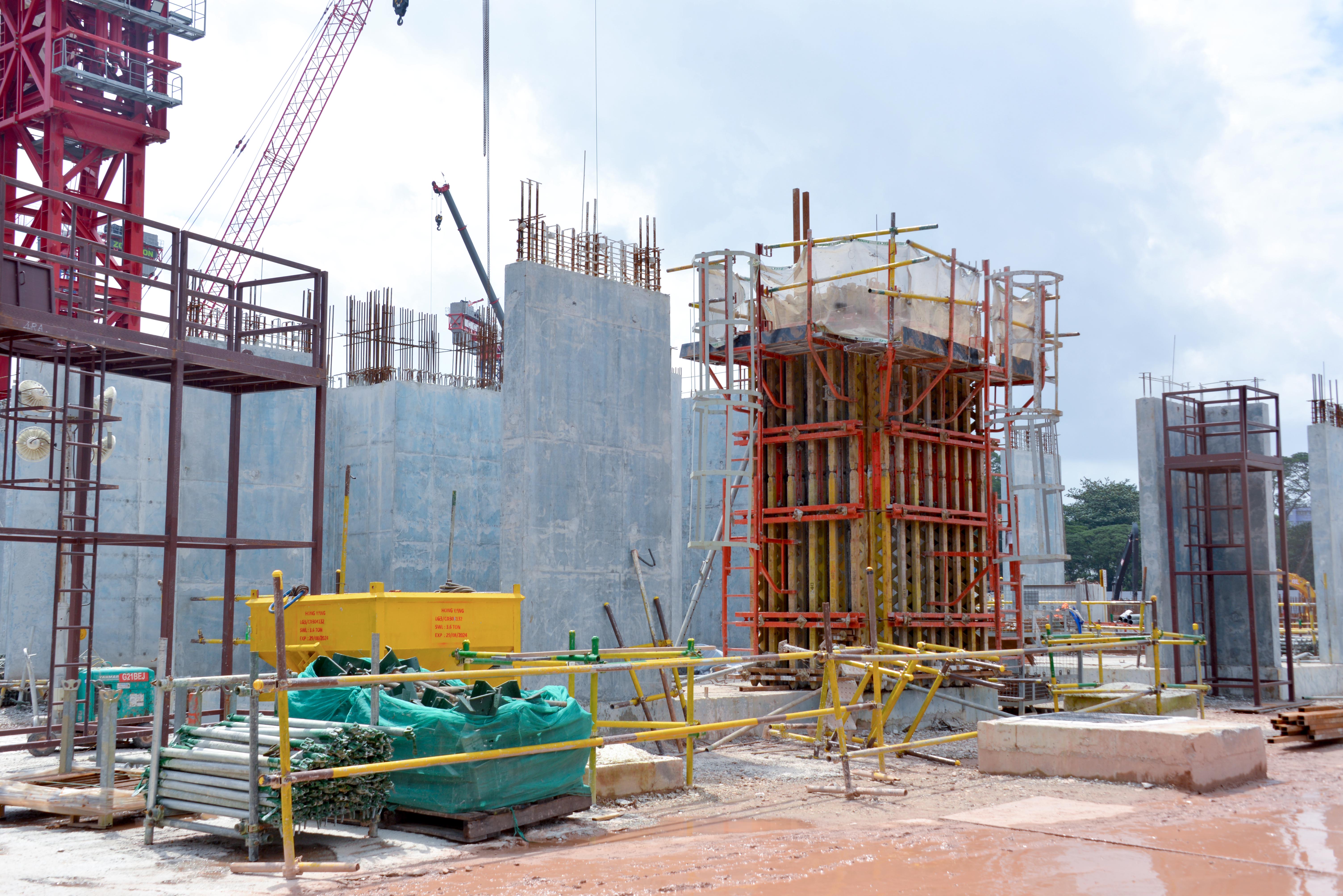 VARIO Wallform complete with access and working platform