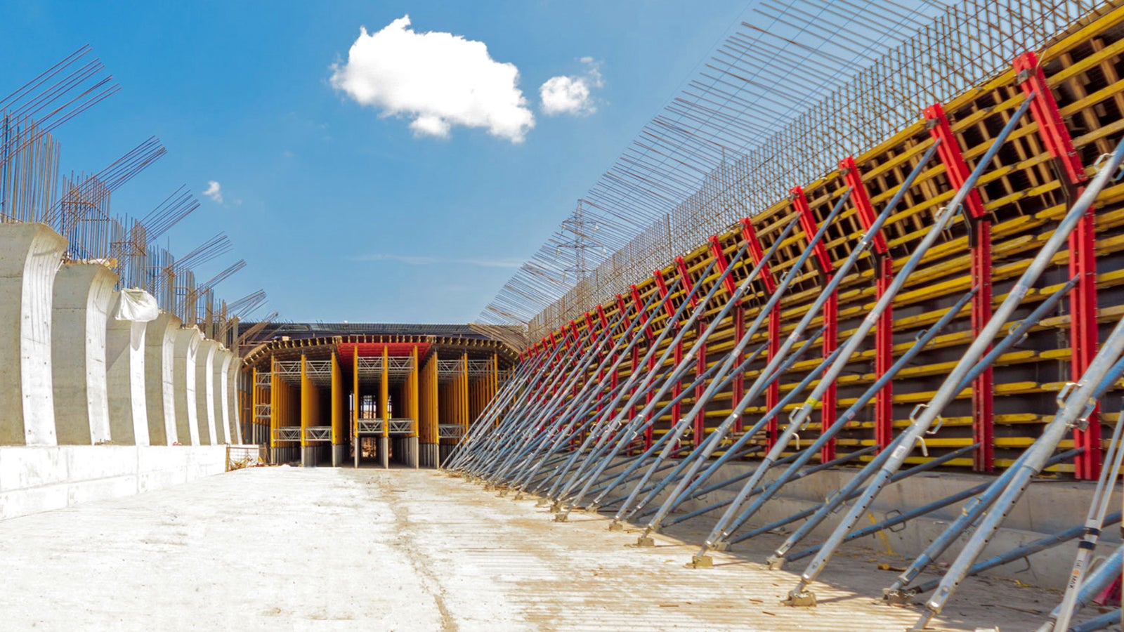 Плавный переход с вертикали в горизонт обеспечивался точно выставленной опалубкой стен и колонн.