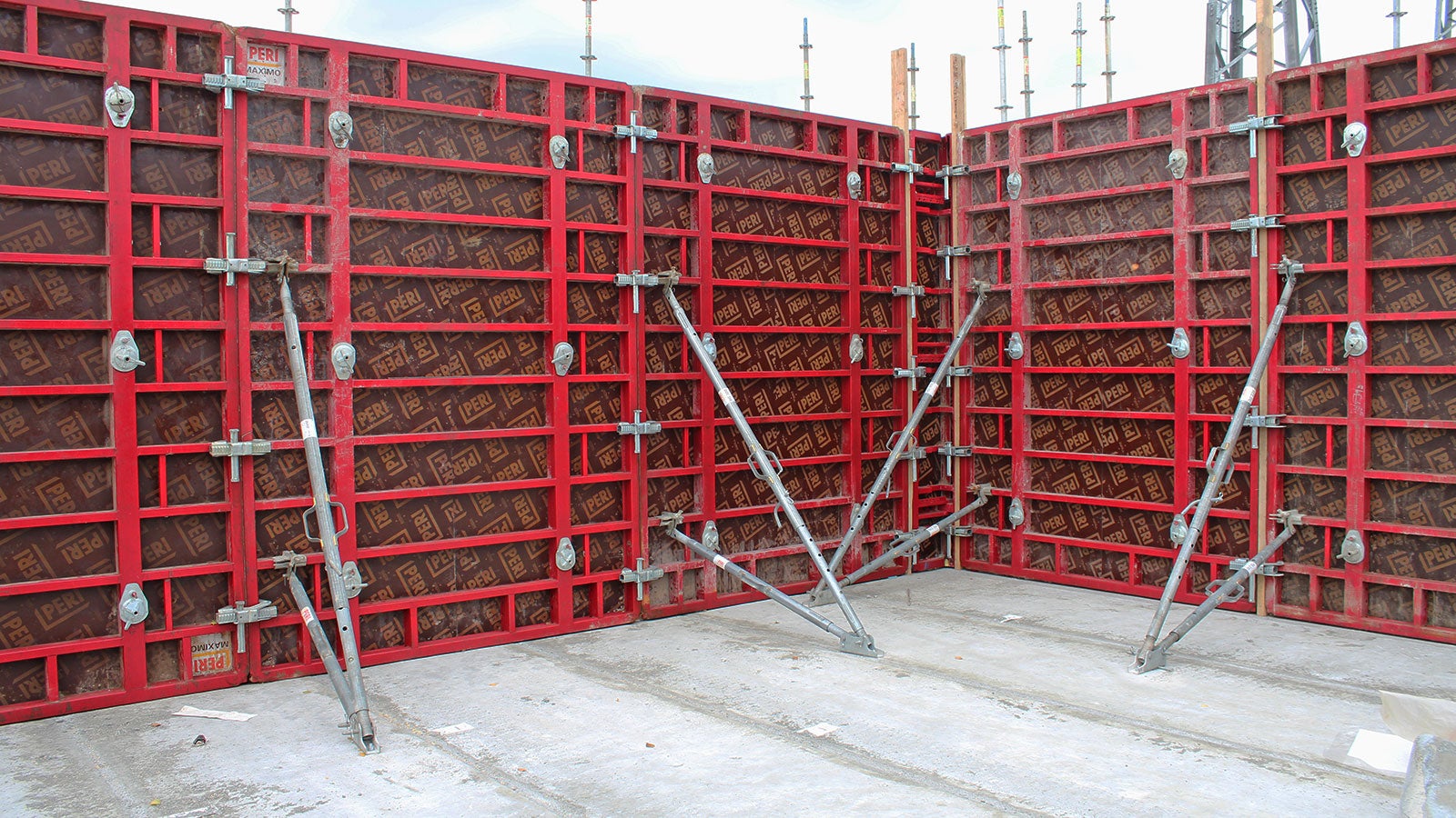 MAXIMO:n kartiomaisen sidepultin ansiosta ei tarvitse käyttää välikeputkia ja työ voidaan suorittaa yhdeltä puolelta.