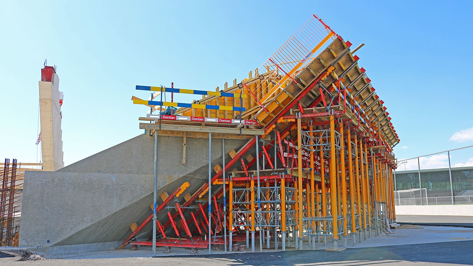 Die Schalung ist auf Position. Im unteren Bereich dient der Unterbau nun als Untersützung der fertigen Wand.<br/>Das Betonbild mit Struktur der OSB-Platten ist sichtbar.