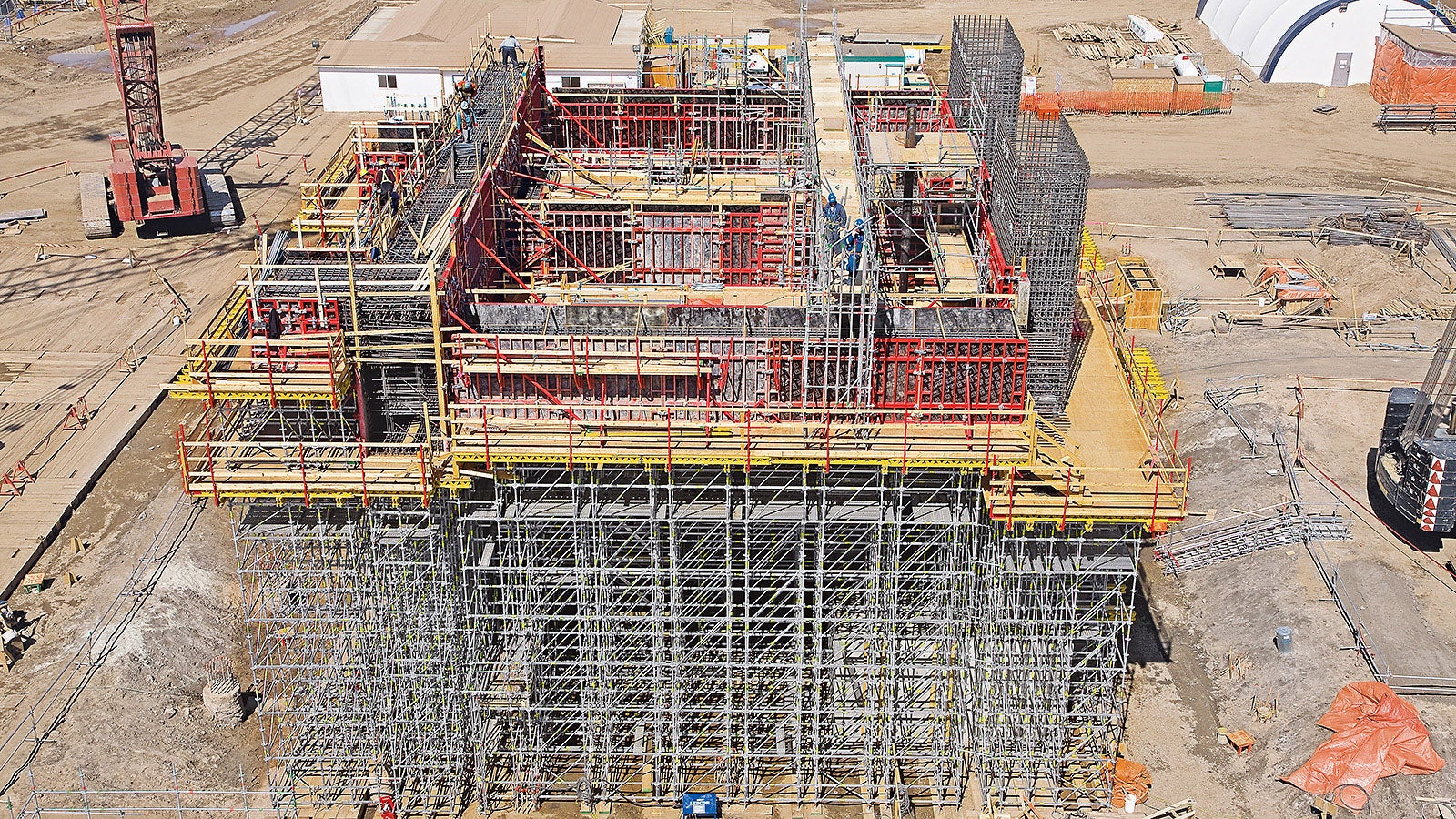 As side formwork for the enormous, up to 4 m high beams, TRIO panel formwork was used. PERI UP Rosett and MULTIFLEX formed the supporting structure.