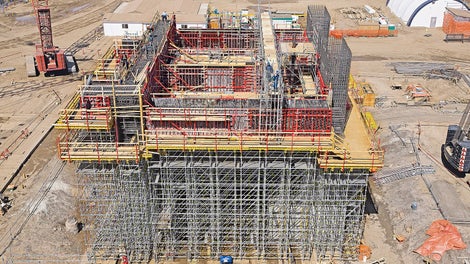 As side formwork for the enormous, up to 4 m high beams, TRIO panel formwork was used. PERI UP Rosett and MULTIFLEX formed the supporting structure.