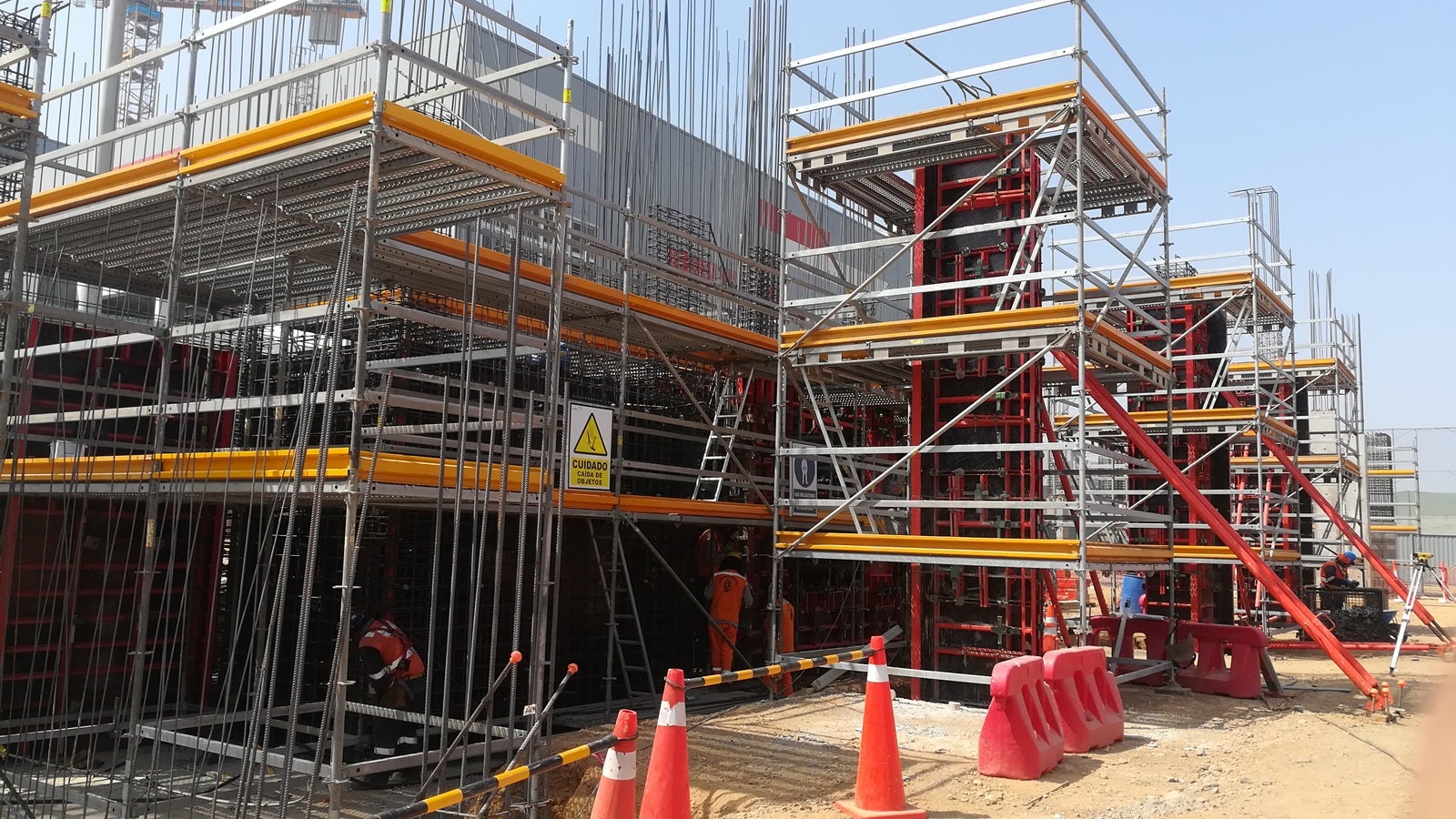 Obra ampliación de La Videna donde presenta nuestra solución de encofrado para muros y columnas.