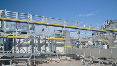 Pracovní lešení PERI UP Flex v kombinaci s PERI<br/>UP Easy pro montáž protihlukové stěny.