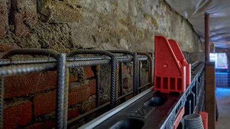 Met behulp van de optopadapters kunnen er losse stroken betonplex worden toegevoegd om aan de juiste hoogte te komen.