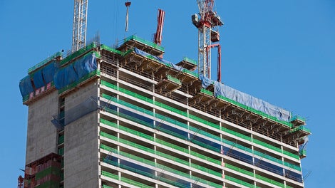 In each case, two floors were simultaneously shuttered with PERI SKYTABLE large-area slab tables.