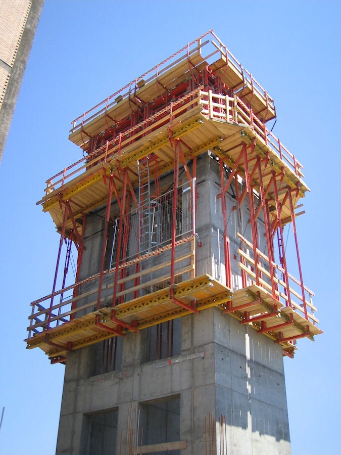 Le unità di cassaforma vengono sollevate insieme alle passerelle di ripresa CB con un solo tiro di gru riducendo notevolmente il tempo di impiego dell’autogru addetta alle movimentazioni in cantiere