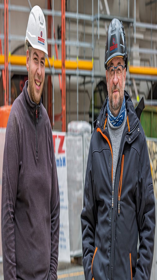 Die Aufgabenstellung war hier sehr anspruchsvoll, da wir mit PERI eine Lösung konzipieren wollten, die für uns gleichermaßen schnell und wirtschaftlich ist. Dabei ist das unsere erste Baustelle, die wir gemeinsam abwickeln. Zusammen mit unserem regionalen PERI Fachberater Thomas Scheuerlein ist es uns gelungen, eine Kombination aus Arbeits- und Schutzgerüsten des PERI UP Gerüstbaukastens inklusive der VARIOKIT Wandabstützung zu entwerfen, mit der sich alle Anforderungen ökonomisch realisieren lassen. Bei PERI UP ist mit sehr wenigen Teilen sehr viel realisierbar. Die vielseitigen Einsatzmöglichkeiten lassen den notwendigen Freiraum für Kreativität und die Entwicklung individueller, sicherer und wirtschaftlicher Lösungen. Nach kurzer Umgewöhnung bei den Montageabläufen können wir nun komplett regelkonform im Sinne der TRBS arbeiten. Die Zusammenarbeit mit PERI ist vorbildlich und macht in jeder Hinsicht Freude. Deshalb haben wir uns nach Rücksprache mit unseren Monteuren dazu entschlossen, die Partnerschaft fortzuführen und weiter in den PERI UP Gerüstbaukasten zu investieren. Kurzum: Wir sind mit unserer Entscheidung sehr zufrieden.