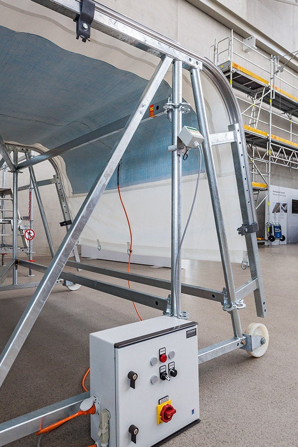 A sheeting which can be heated ensures that neither ice nor snow can accumulate on the weather protection roof. 