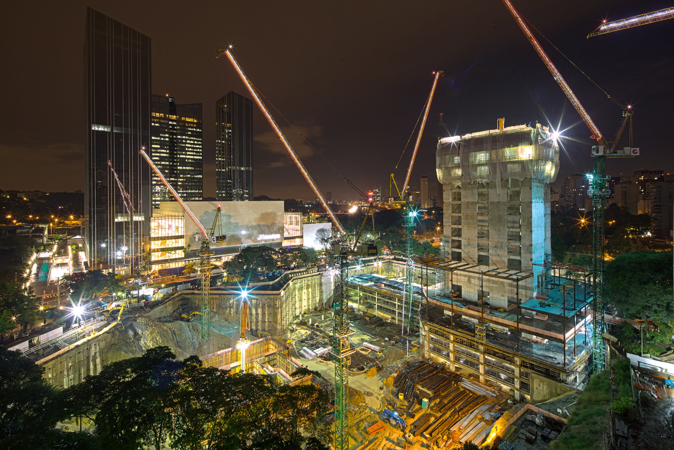 Núcleos em concreto armado do Edifício Comercial Viol executados com forma VARIO e sistemas auto trepantes RCS e ACS (Mastro de Concretagem), dando maior produtividade e segurança além de dispensar a utilização de gruas 