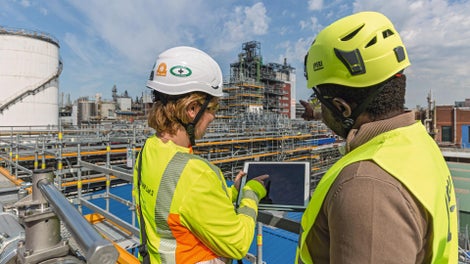 Unsere Ingenieure entwickeln maßgeschneiderte Schalungs- und Gerüstlösungen, abgestimmt auf technische Anforderungen, projektspezifische Rahmenbedingungen und individuelle Kundenwünsche. 