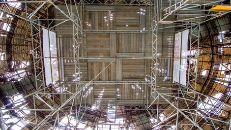 Централната част на скелето е конфигурирана и изпълнена с конзолно изнасяне от безопасна позиция благодарение на системата скеле PERI UP Flex