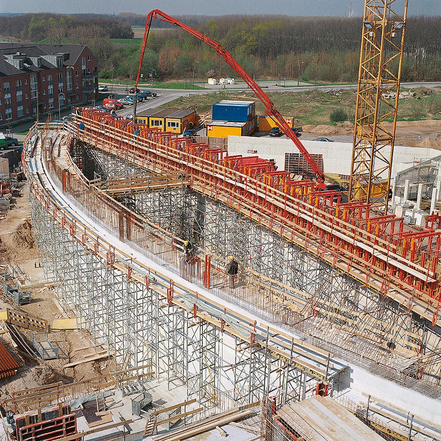 6 m long units with frames comprised of U 120 steel walers were positioned in pairs after the supporting scaffold, consisting of ST 100 stacking towers, had been adjusted.