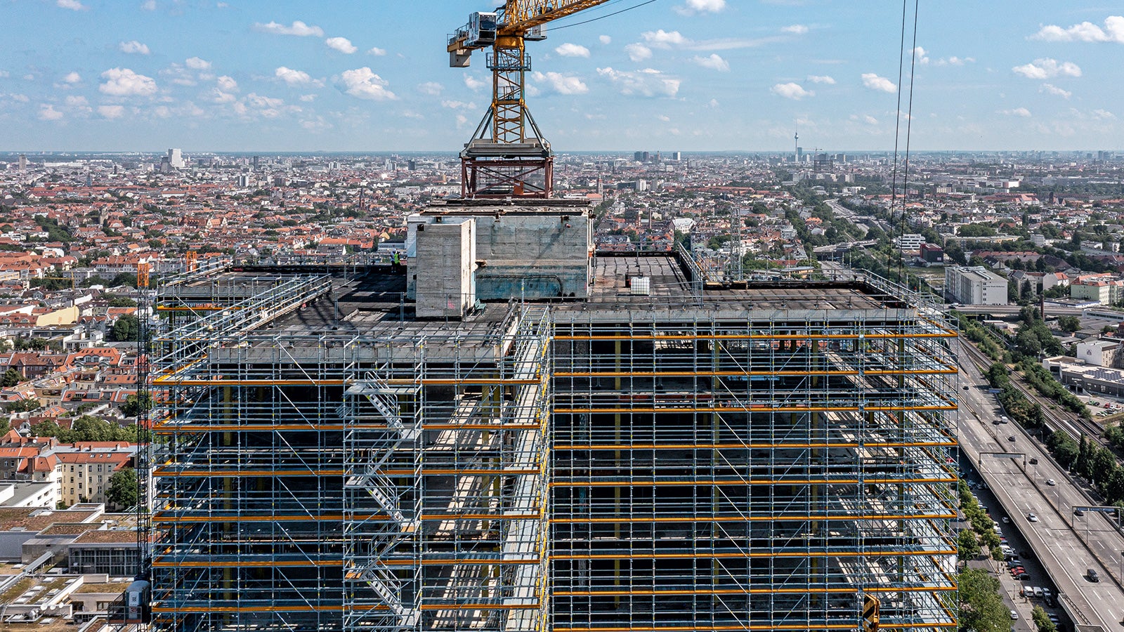 Über 100 m hoch und mit Weitblick: Zur Rohbauertüchtigung, Deckenrandsanierung sowie zur späteren Balkon- und Fassadenmontage wird ein Arbeits- und Schutzgerüst auf Basis des PERI UP Gerüstbaukastens verwendet.