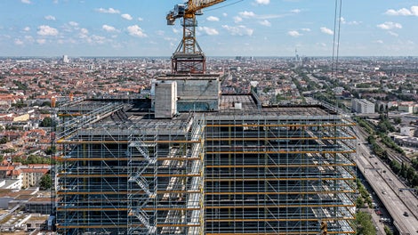 Über 100 m hoch und mit Weitblick: Zur Rohbauertüchtigung, Deckenrandsanierung sowie zur späteren Balkon- und Fassadenmontage wird ein Arbeits- und Schutzgerüst auf Basis des PERI UP Gerüstbaukastens verwendet.