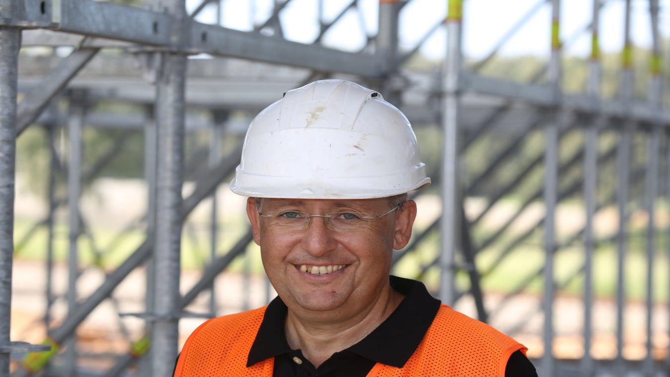 בניית גשר מציפה אתגרים רבים לאורך הדרך. פרי היתה השותפה האוטימטיבית לפרויקט זה, ממוקדת בדרישותינו עם רעיונות ותכנון חדשניים ועם תמיכה וציוד מצוינים באתר: מגדלי תמיכה פרי-אפ ומערכת ואריו-קיט חזקה. 