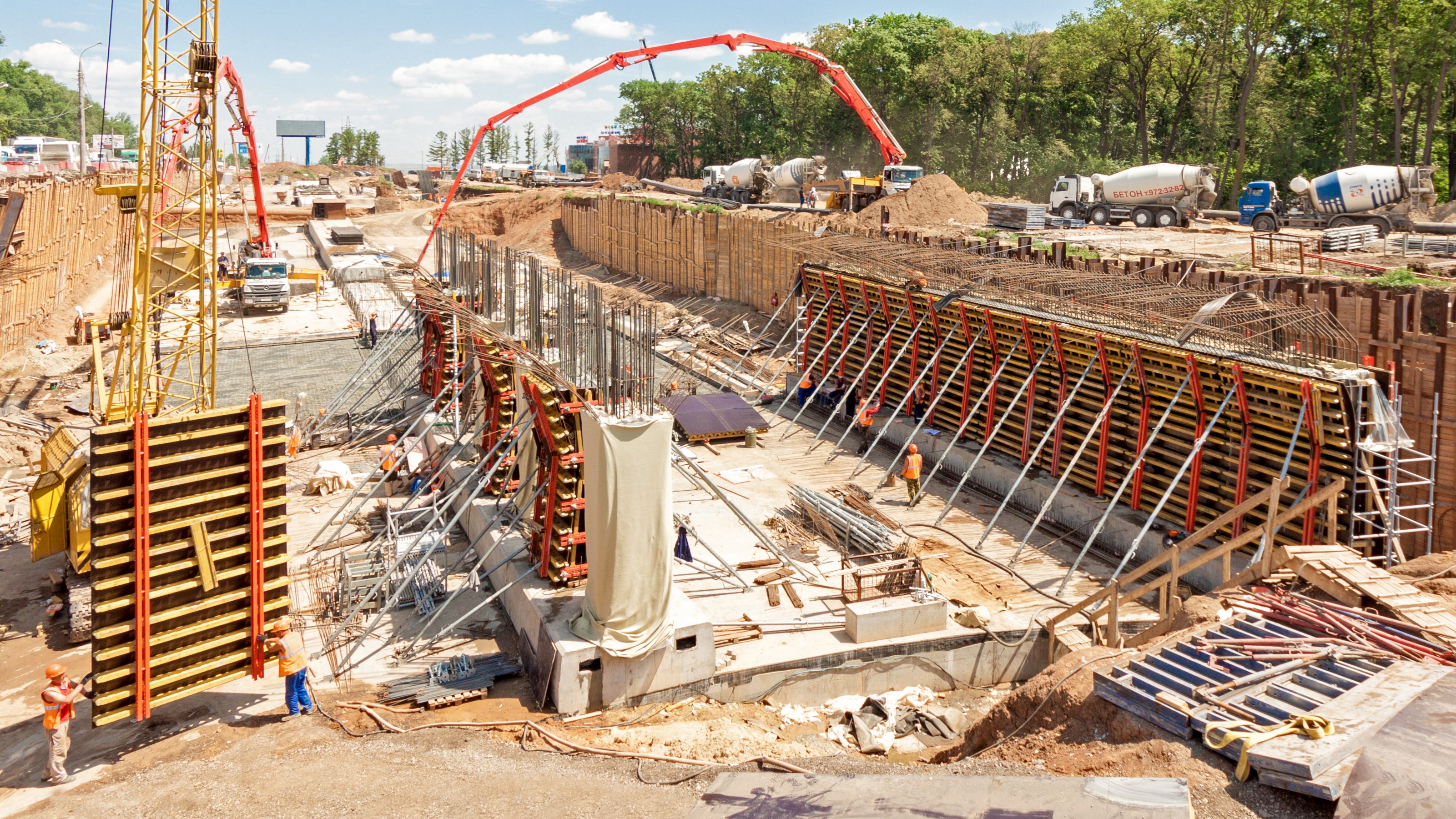 Ввиду сложной геометрии колонн, установка и бетонирование производилось в шахматном порядке через одну. Конструктивная схема опалубочных конструкций предусматривала горизонтальное расположение балок GT 24.