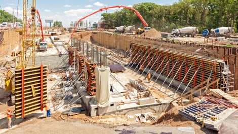 Ввиду сложной геометрии колонн, установка и бетонирование производилось в шахматном порядке через одну. Конструктивная схема опалубочных конструкций предусматривала горизонтальное расположение балок GT 24.